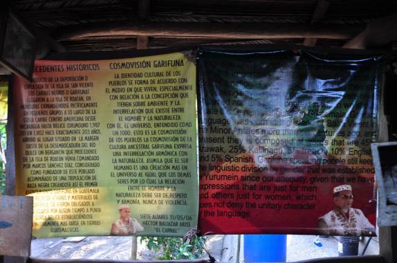 Informações sobre o povo e a cultura garifuna no parque Sete Altares, em Livingston, no litoral caribenho da Guatemala
